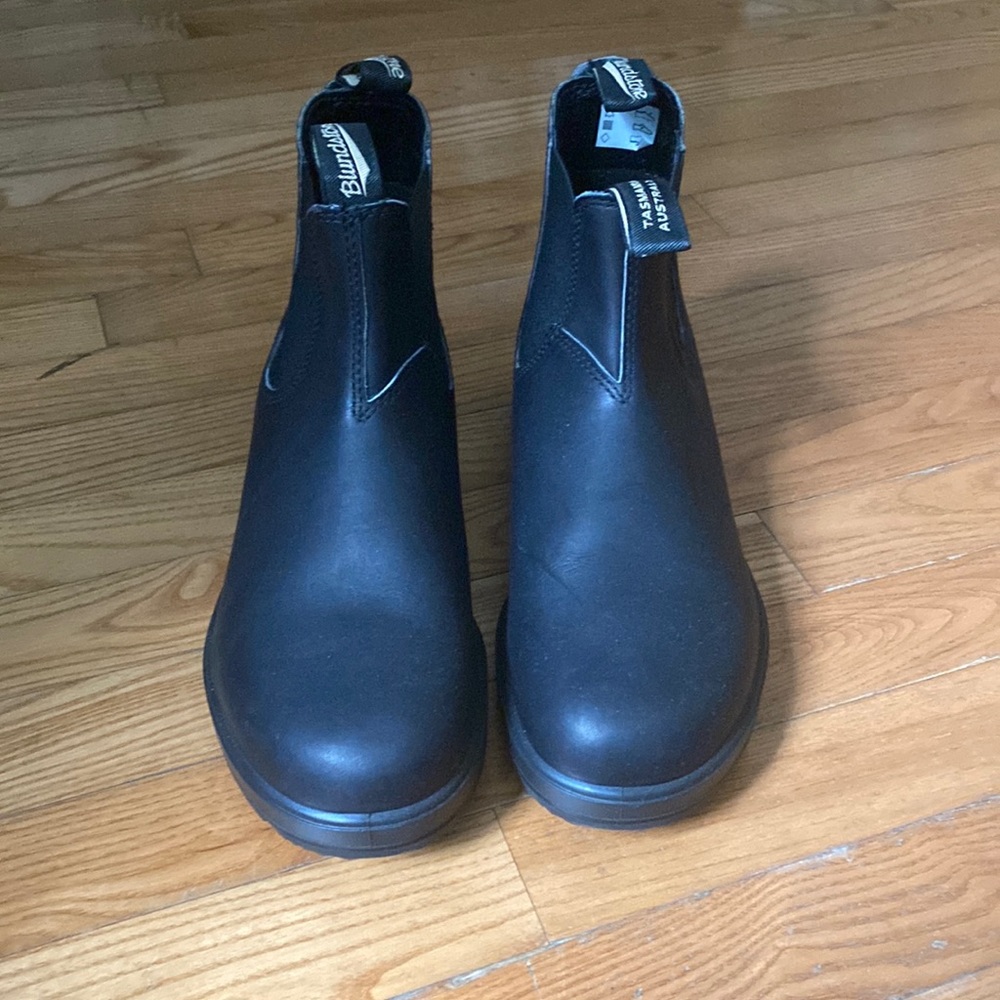 Size 8(uk/au) men’s black blundstone or size 10.5(uk/au) women’s